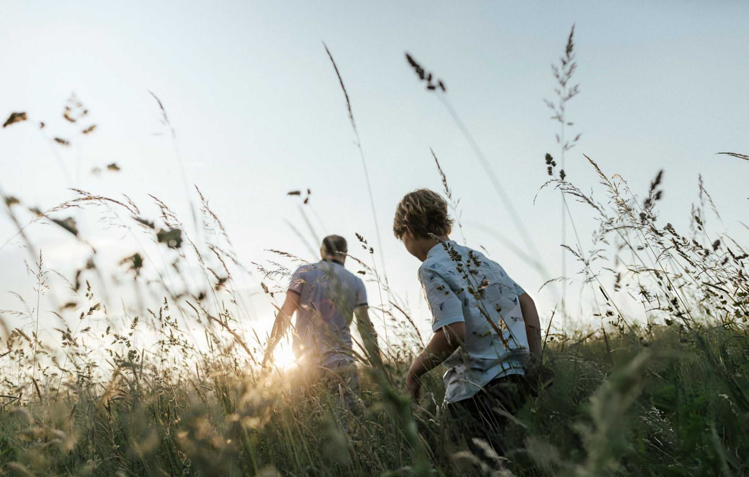 Pere et enfant dans les champs